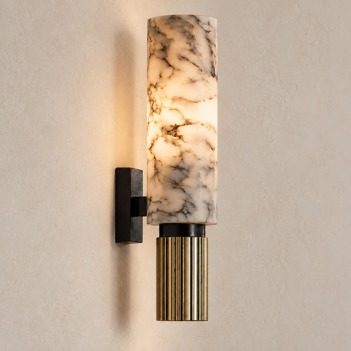 Slank marmorvegglampe som avgir varmt, stemningsfullt lys – produktbilde