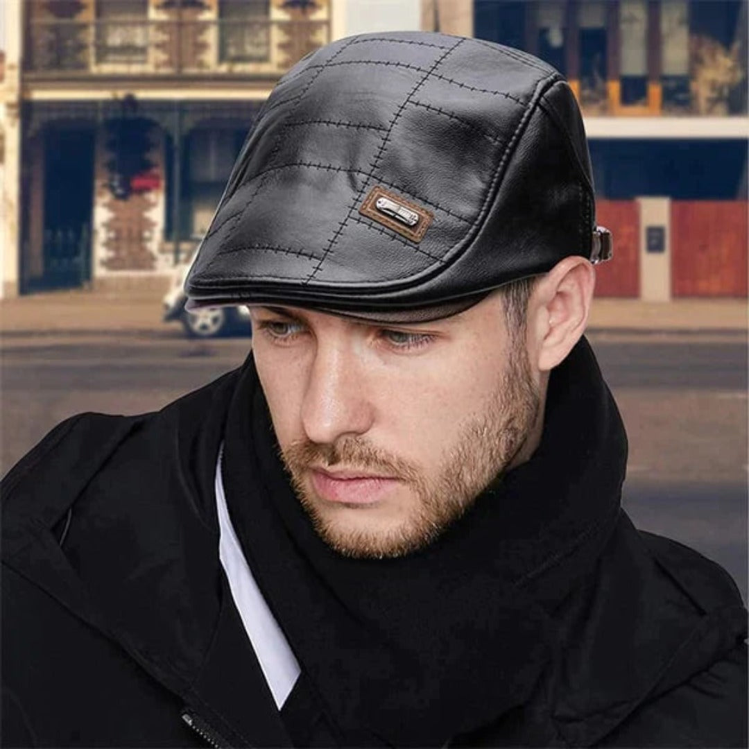 Nærbilde av skinnkvaliteten på retroflat cap til herre i svart