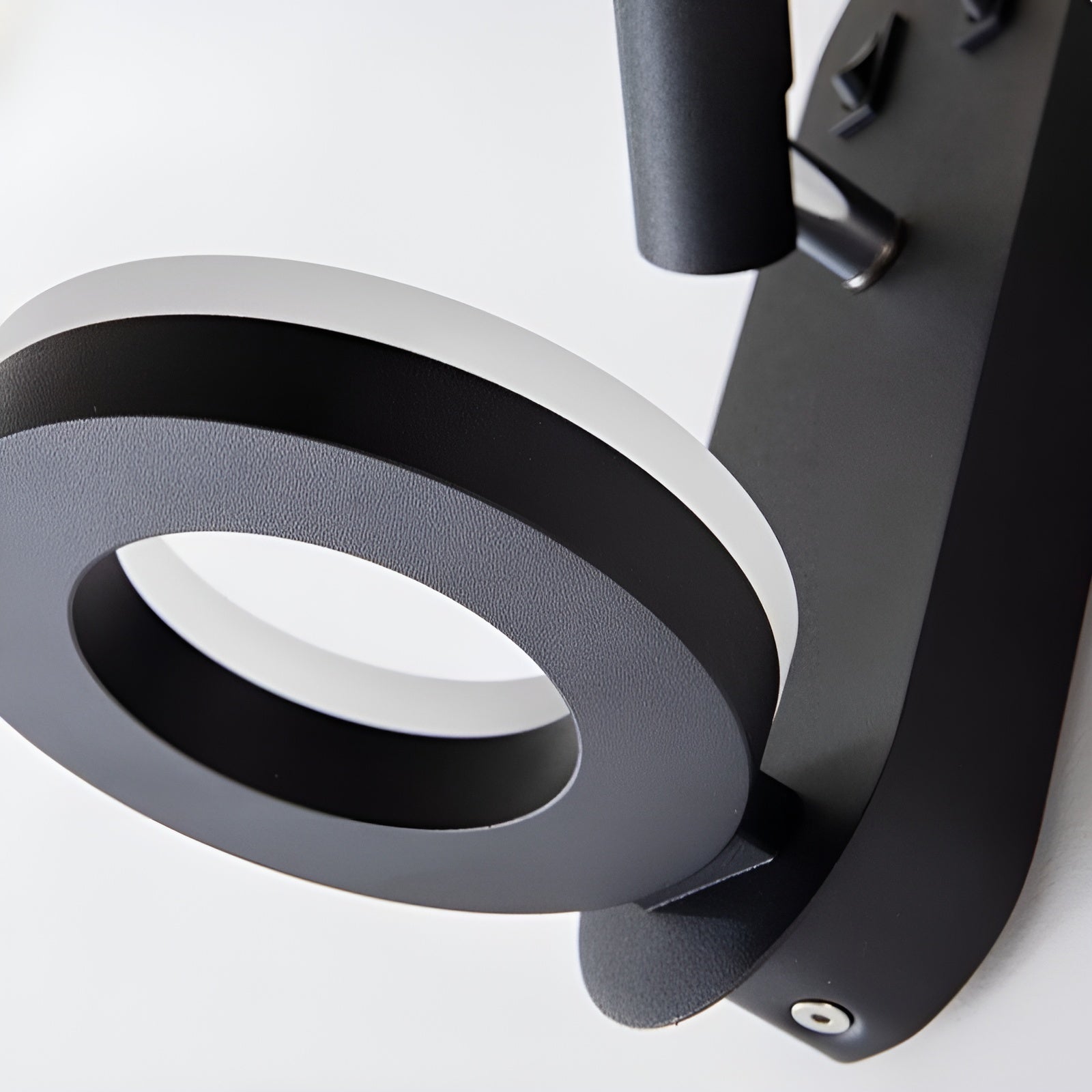 Geometrisk Vegglampe – To Lyskilder og Nedovervendt Lys | Moderne og Dekorativ