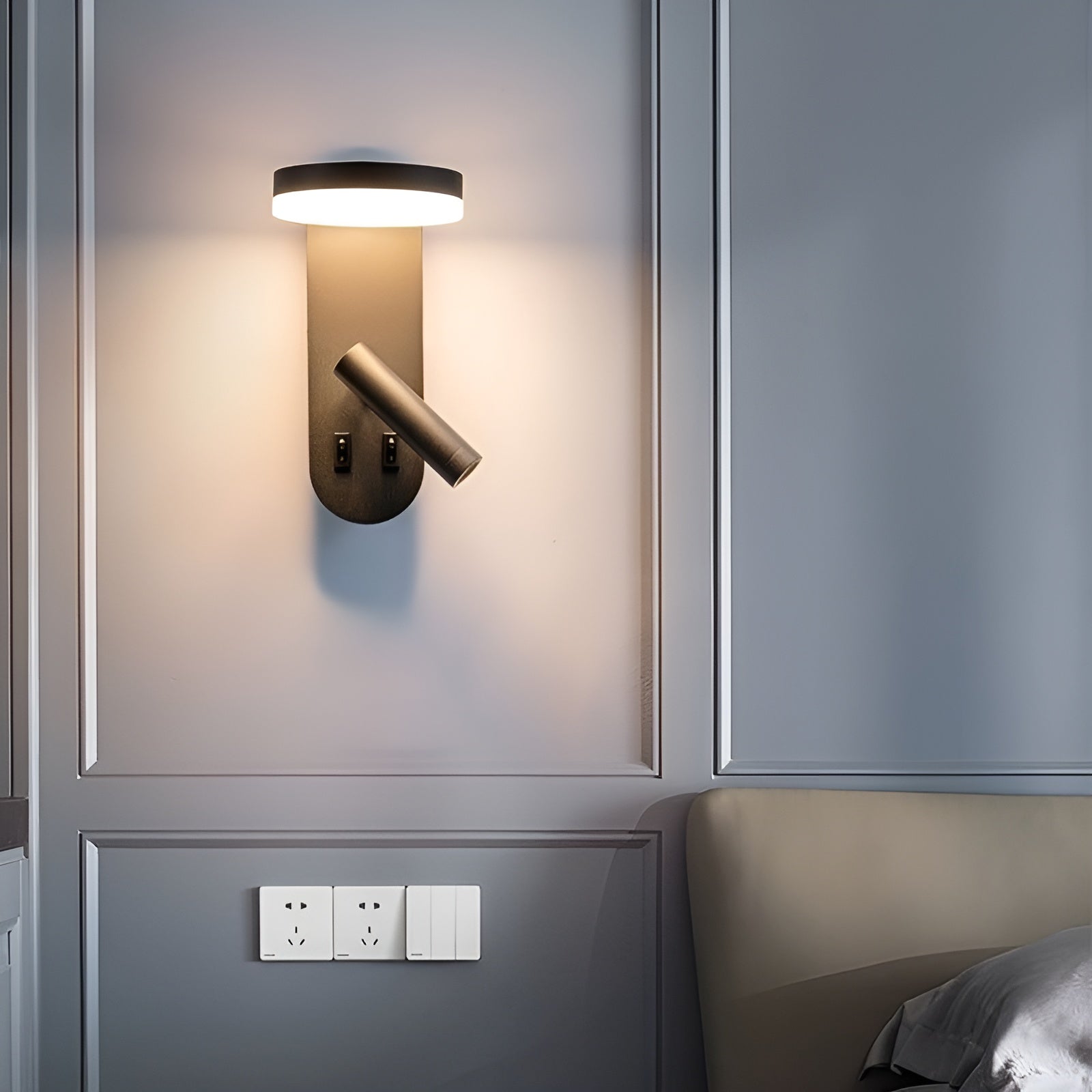 Geometrisk Vegglampe – To Lyskilder og Nedovervendt Lys | Moderne og Dekorativ