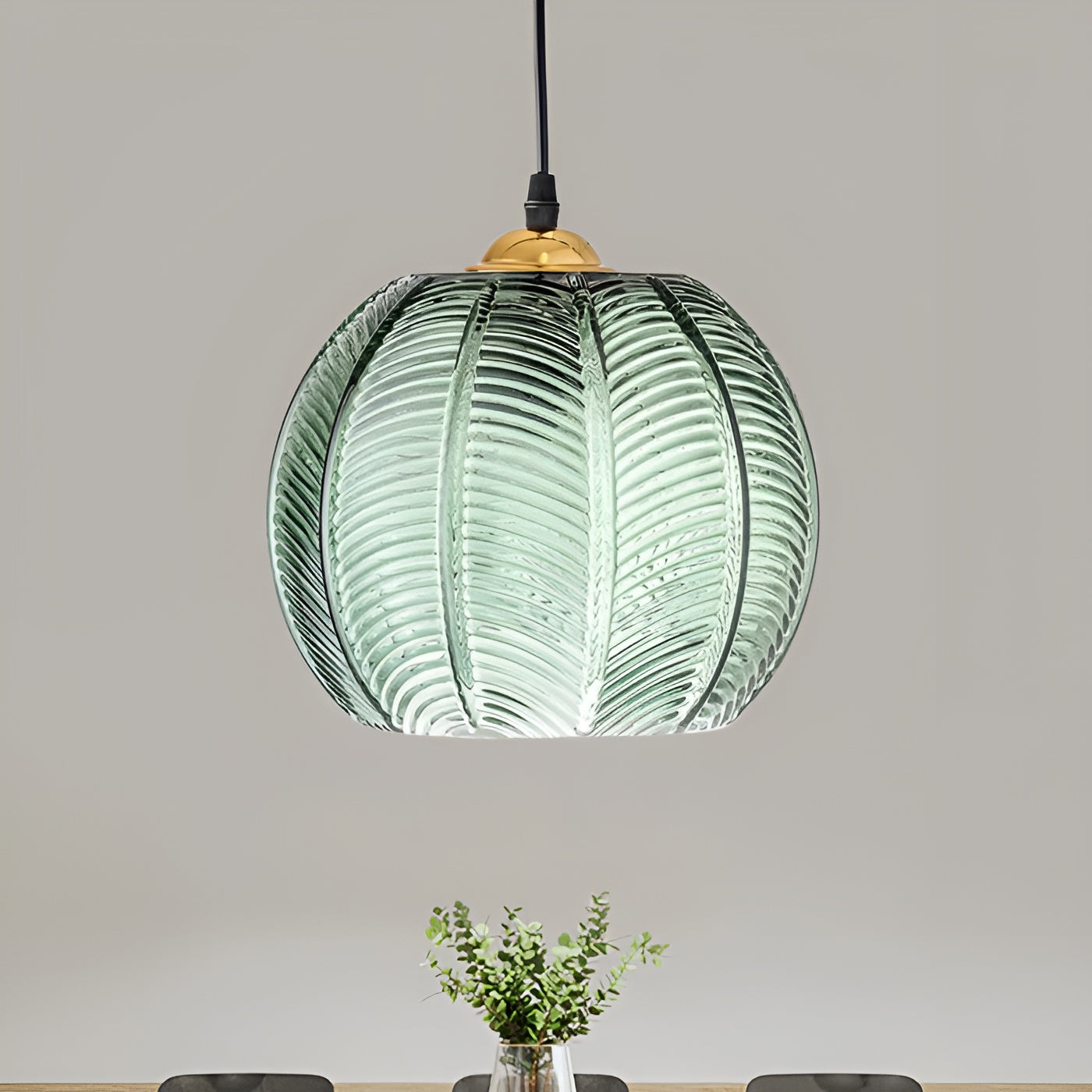 Ribbet Glasspendel i Grønn – Stemningsfullt Retrodesign | Dekorativ Taklampe for Stue og Spisestue - Grønn