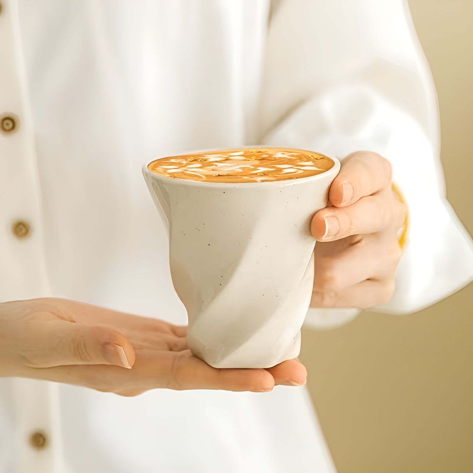 Sett Med 4 Keramiske Kopper I Rosa Og Kremhvit – Håndlagde Og Dekorative | Perfekte For Kjøkkenet Og Bordet