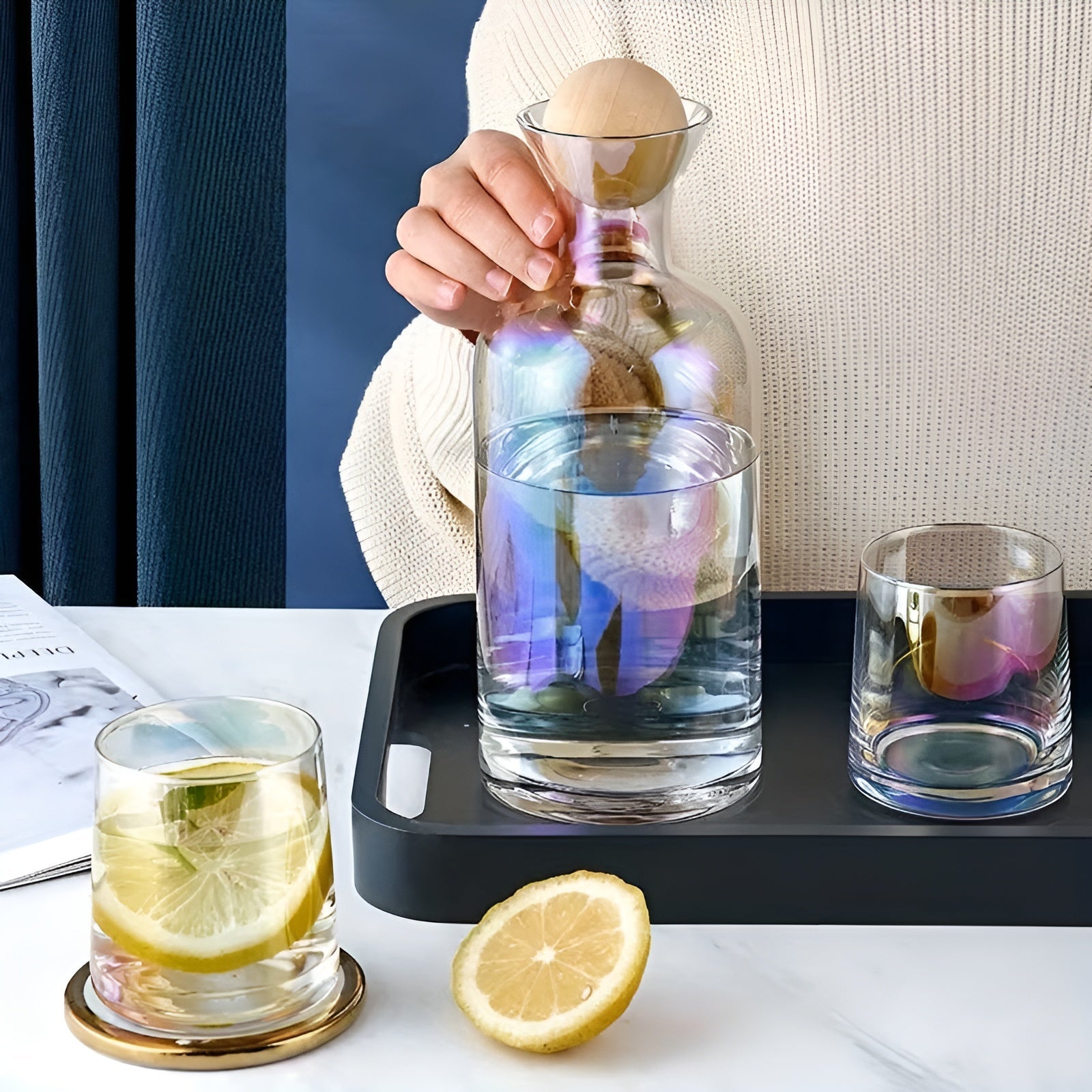 Glasskaraffelsett med 4 Glass – Stilrent og Dekorativt | 1,2L med Trelokk Perfekt for Vann og Juice - Karafler