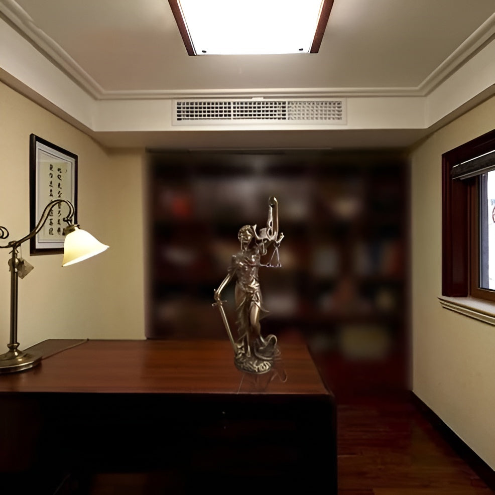 Statue Av Rettferdighetens Gudinne – En Elegant Dekorativ Skulptur Av Justitia