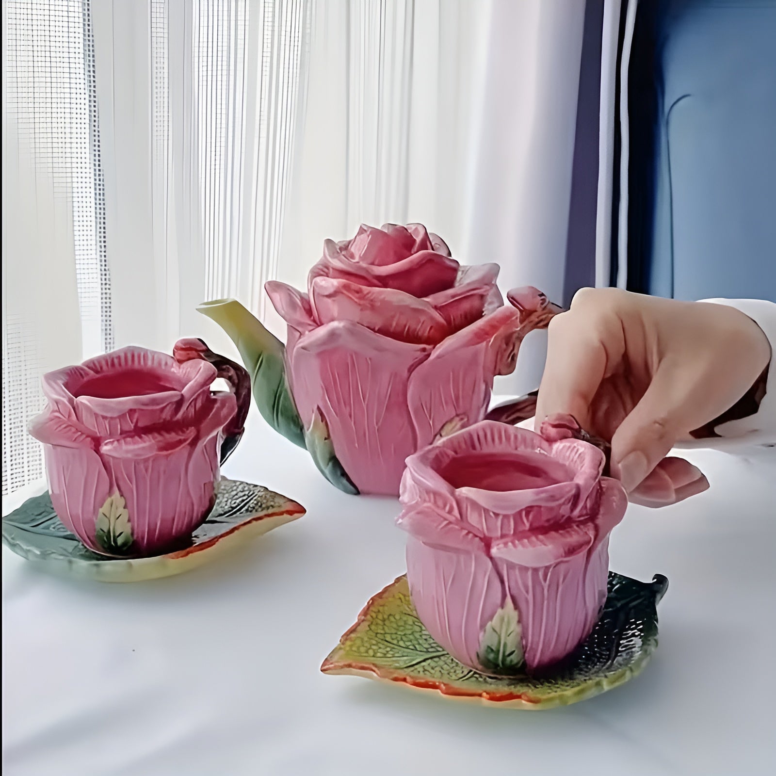Keramisk Teservise Med Rosemotiv – Håndmalt Og Elegant | Kopp Med Underkop I Blomstermønster
