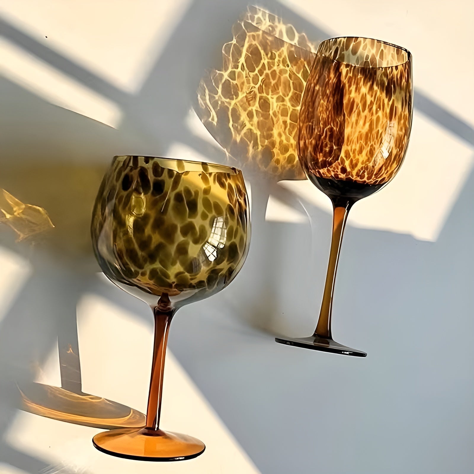 Sett med 2 vintage vinglass – Dekorative og elegante | Perfekt til Borddekking og Gave