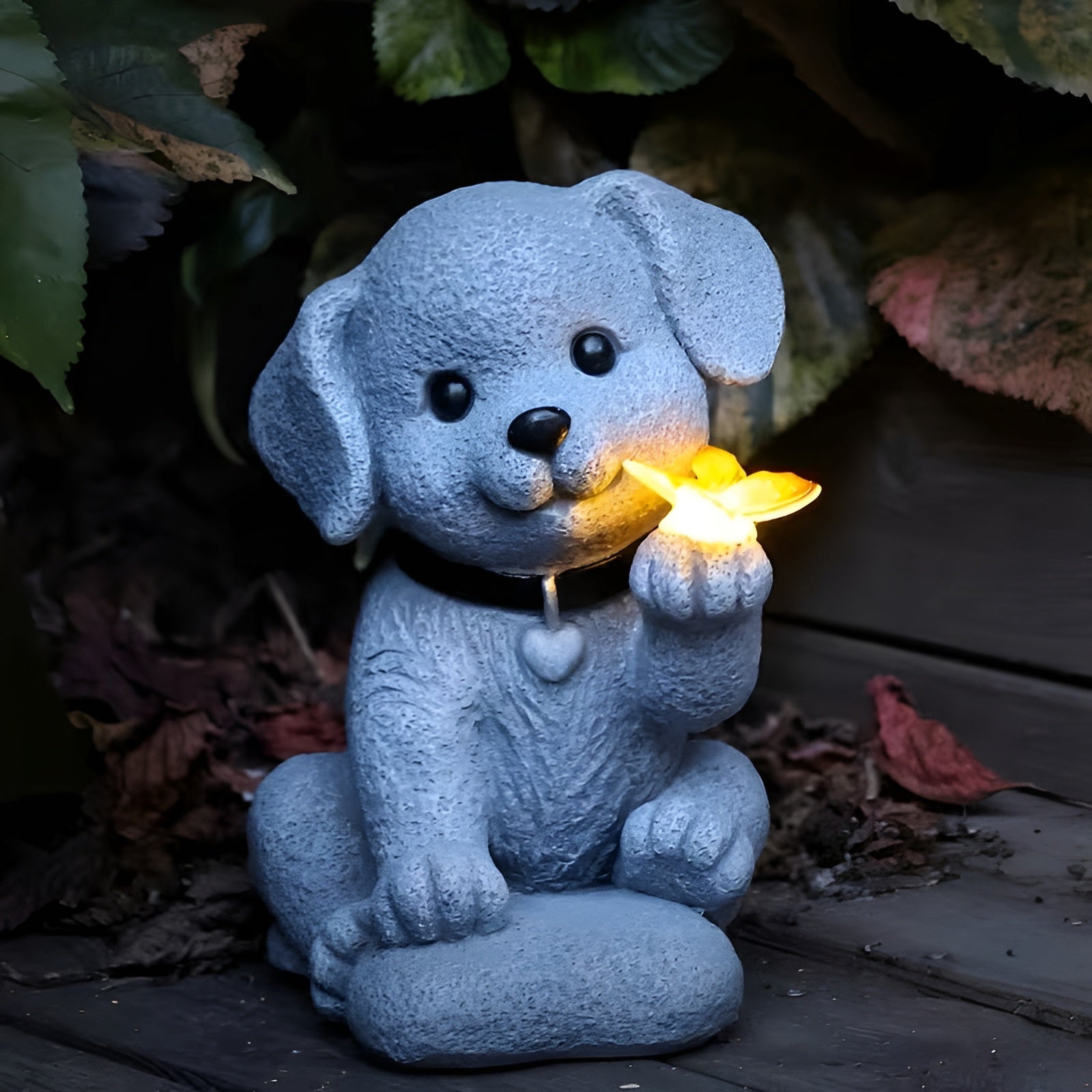 Solcelle Hundefigur med Sommerfugl – Dekorativ og Stemningsfull Hagebelysning | Værbestandig for Hage og Terrasse