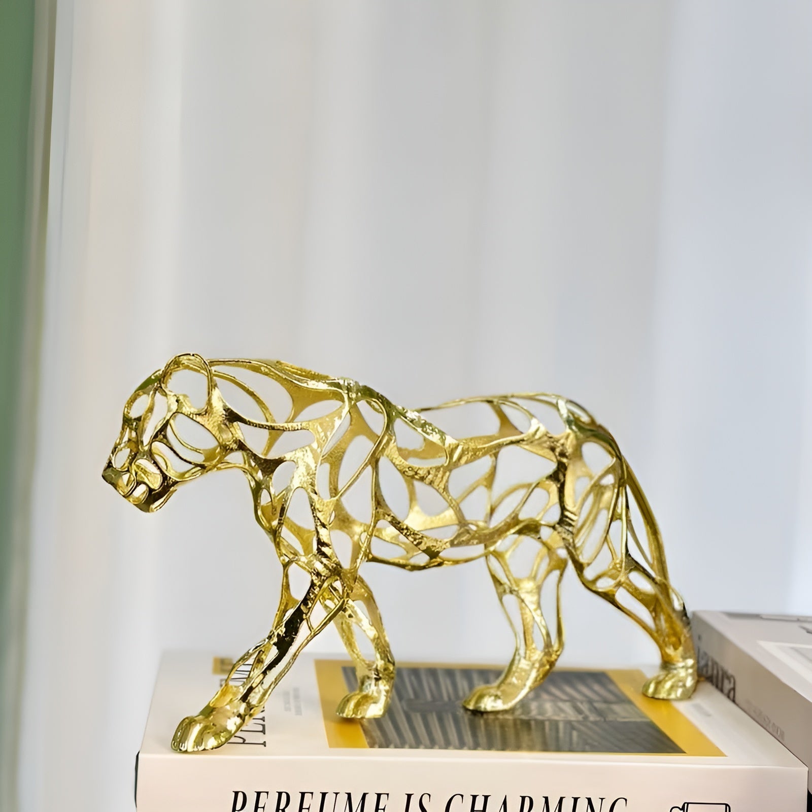 Leopardskulptur i Gullfarget Metall – Elegant og Dekorativ | Luksuriøst Blikkfang for Stue og Hjem - Skulpturer