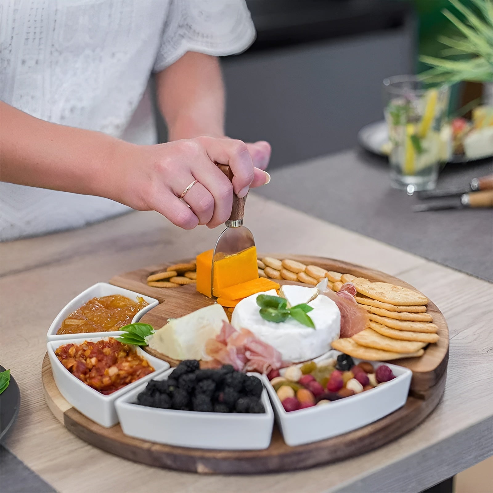 Käsebrett med Ostekniver – Elegant og Dekorativt Serveringsbrett | Perfekt for Ost, Tapas og Kosekvelder