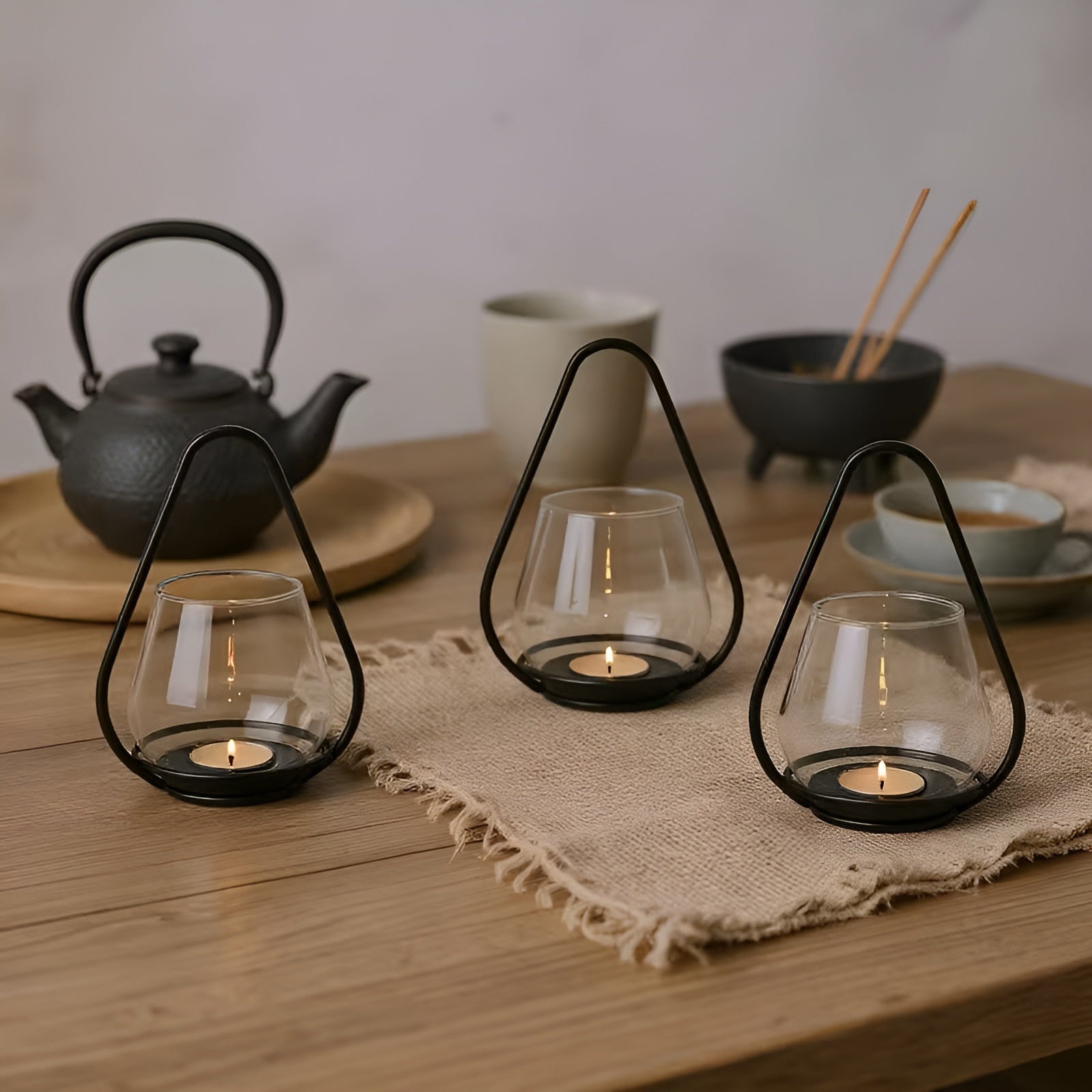 Hengende Svart Lyslykt i Metall – Klassisk Vintage-design | Dekorativ for Hjem og Uteområde