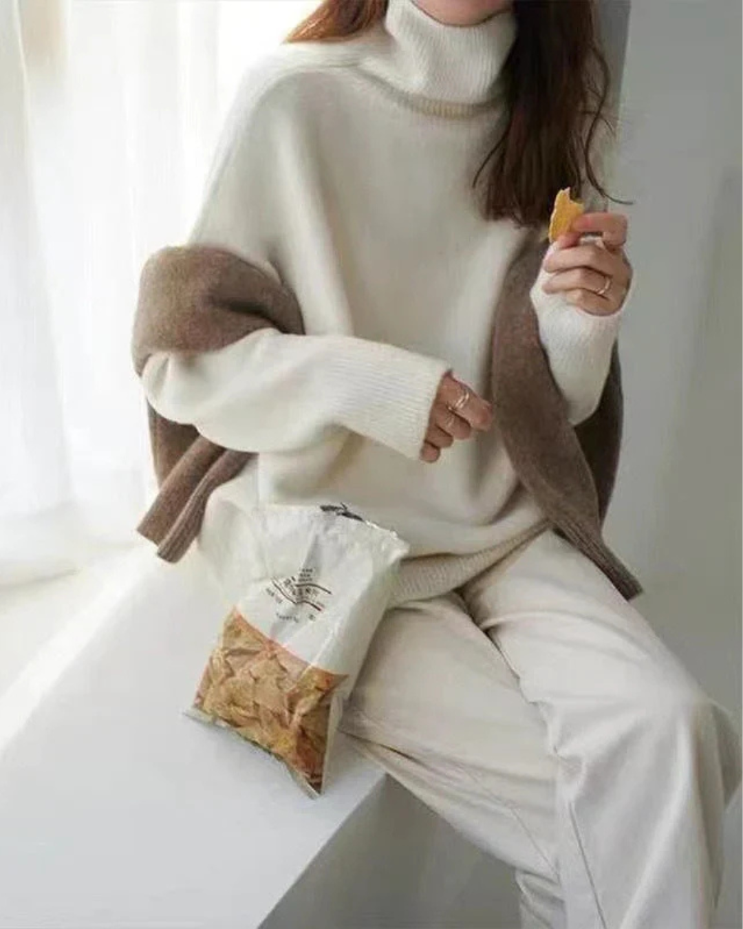 Hvit kashmirgenser med rullekrage – minimalistisk stil