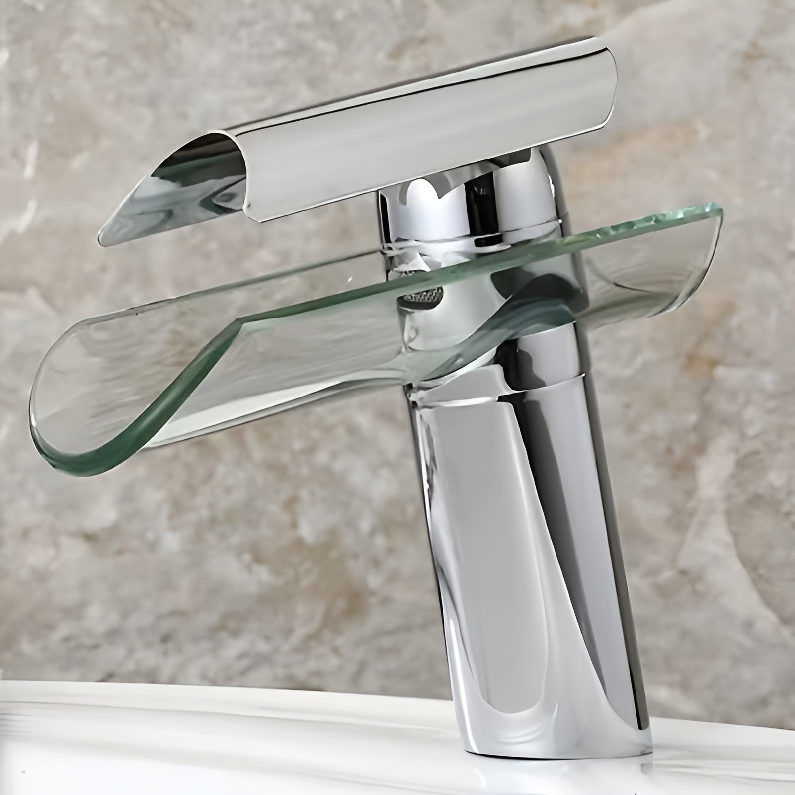 Servantkran med Fossedesign – Kaldt og Varmt Vann | Moderne Glassdesign for Bad og Gjestetoalett