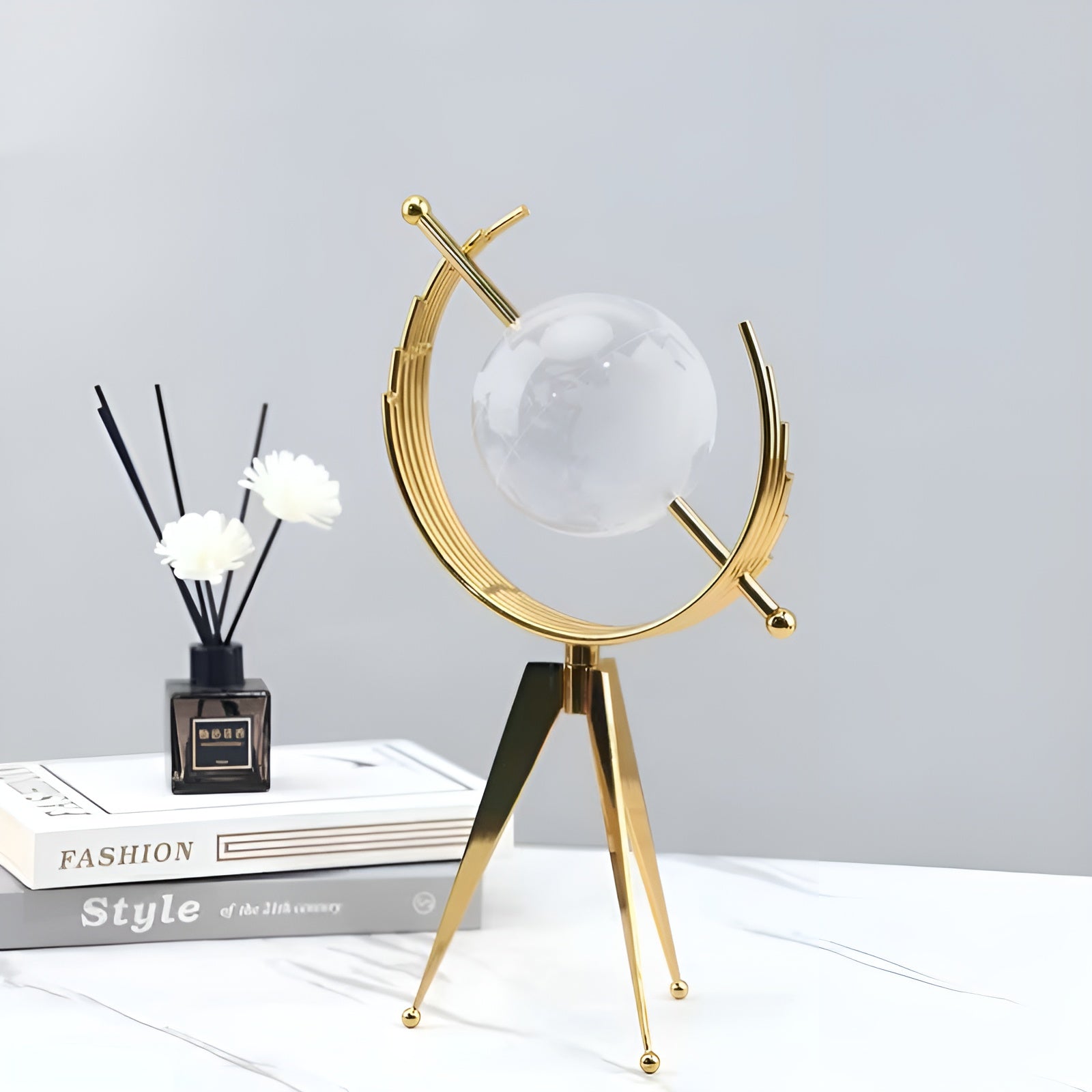 Håndskåret Krystallkule – Elegant Dekorasjon Med Metallstativ | Stilig For Oppholds- Og Arbeidsrom