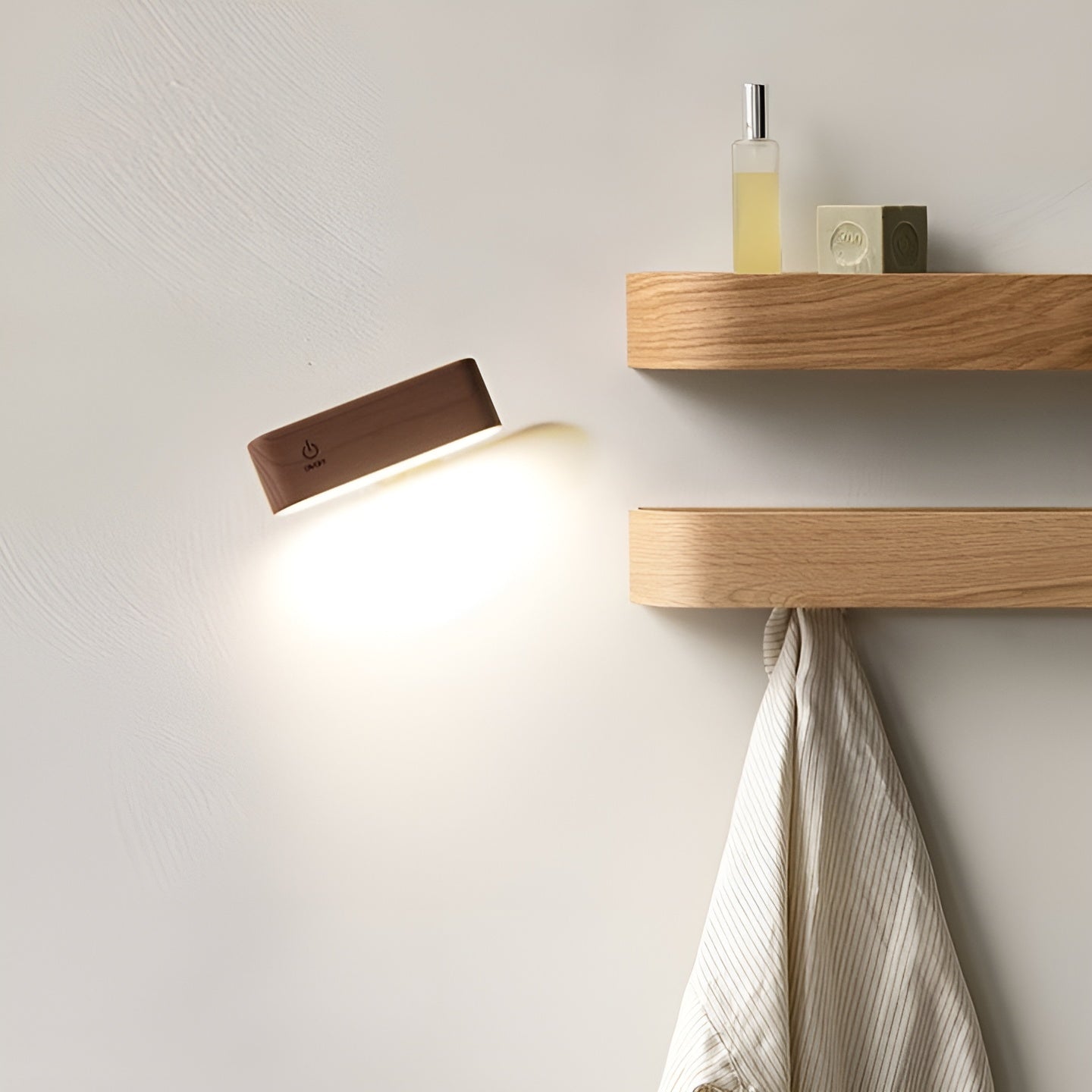 Vegglampe i Tre – Naturlig og Moderne | Gir Varmt og Koselig Lys