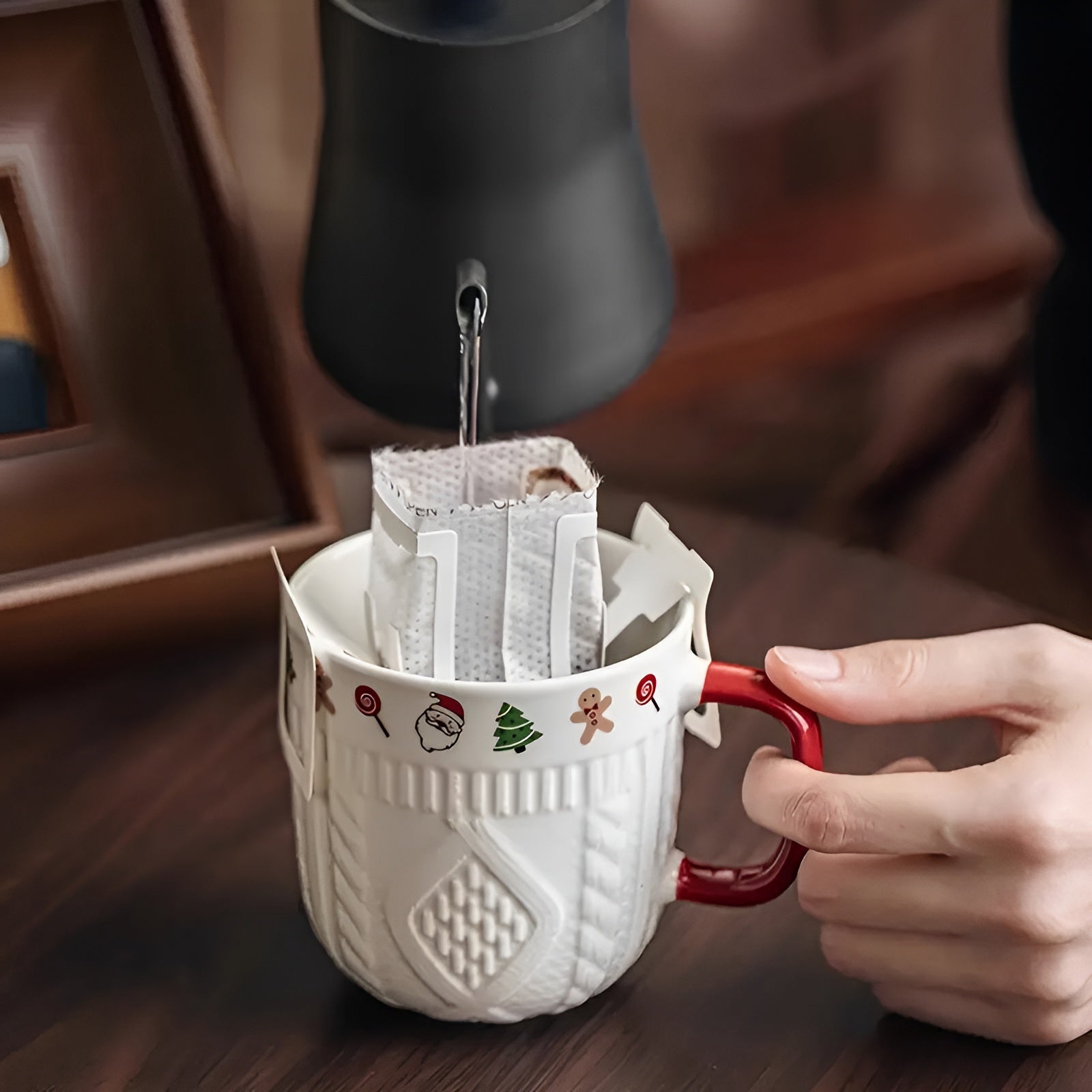 Krus i Keramikk (2 stk) – Søtt Julemotiv med Relieff | Perfekt Gavesett til Par og Varme Drikker