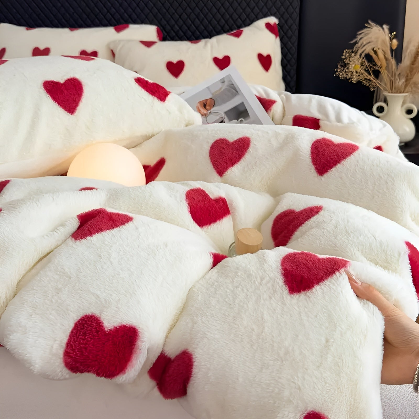 Sengetøysett med Hjertemønster – Mykt og Varmt | Koselig 3-delt Plysjsett i Lys Beige