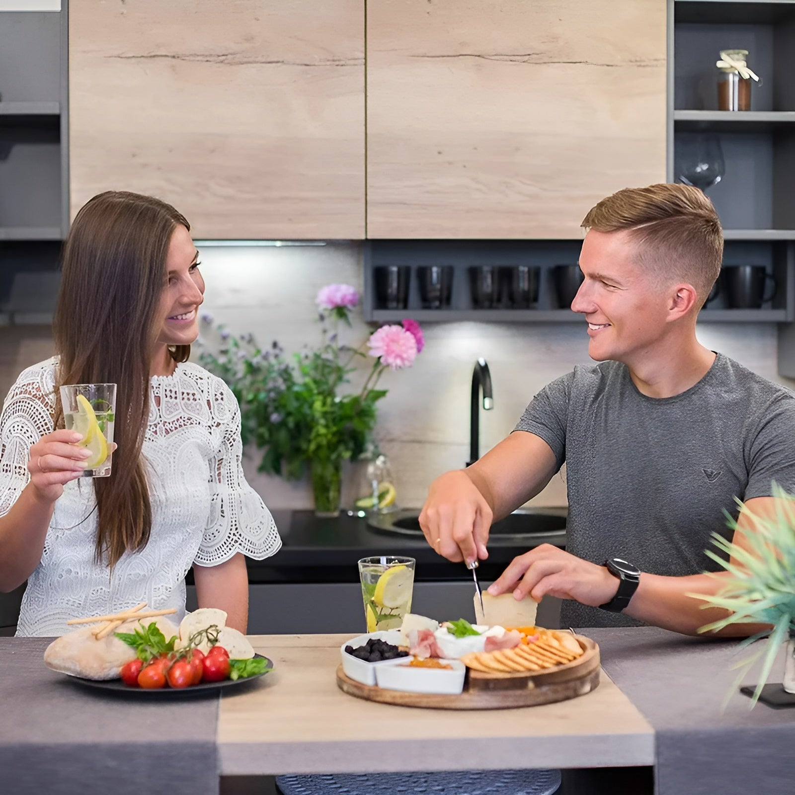 Käsebrett med Ostekniver – Elegant og Dekorativt Serveringsbrett | Perfekt for Ost, Tapas og Kosekvelder