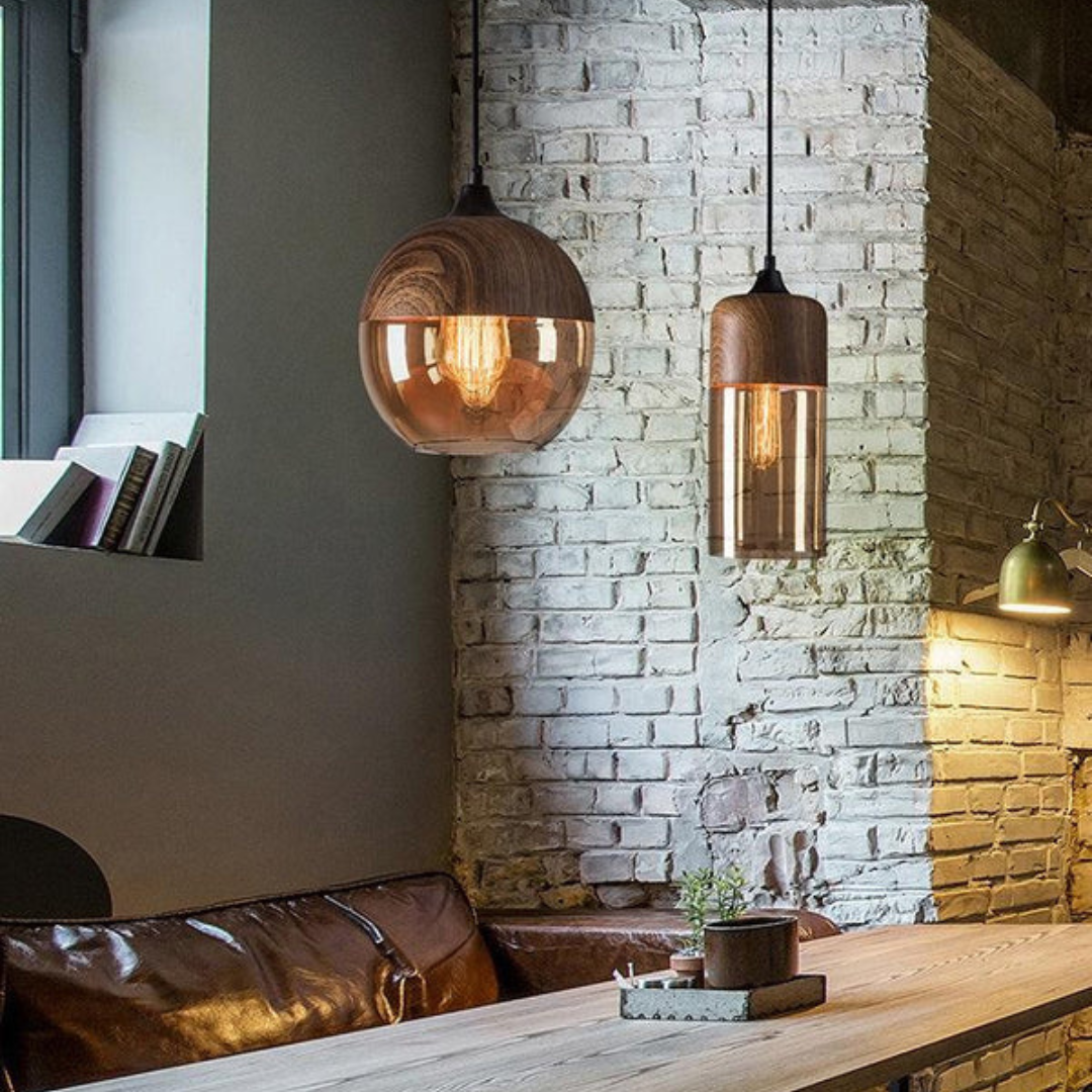 Nærbilde av glasskjerm og metallfeste med trelook-detaljer
