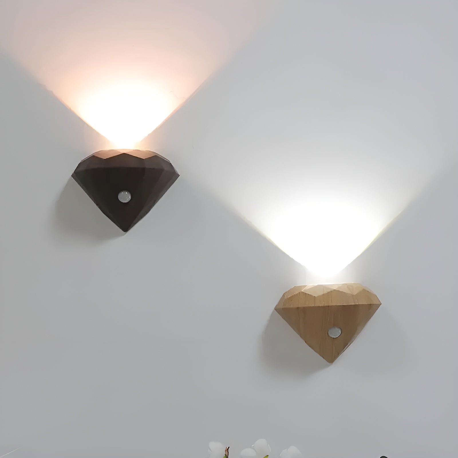 LED Nattlys med Bevegelsessensor – Oppladbart og Selvheftende | Mykt Lys for Øyevennlig Belysning