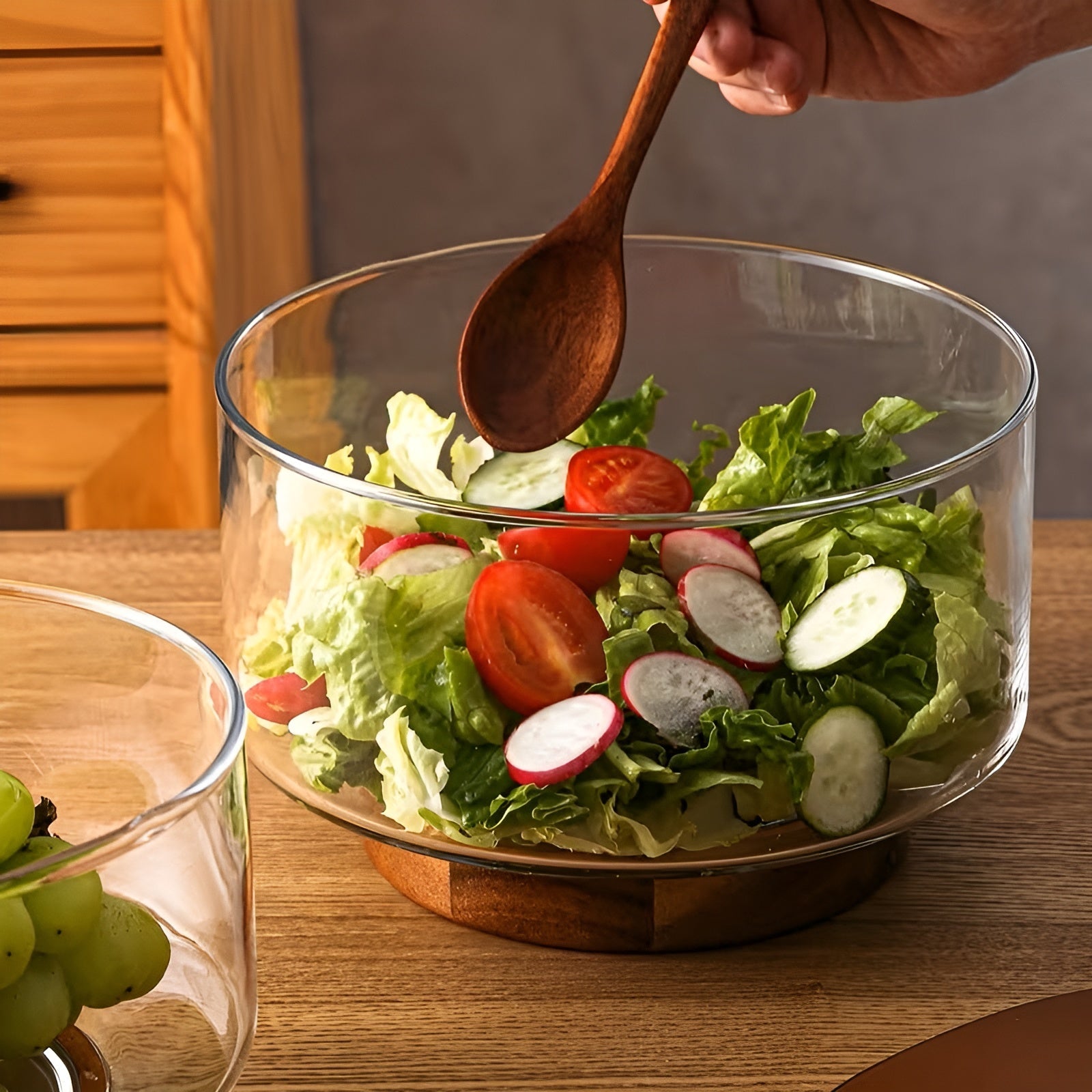 Glassbolle med trefot – Elegant og dekorativ | Perfekt til frukt snacks og salater - Serveringstallerkener