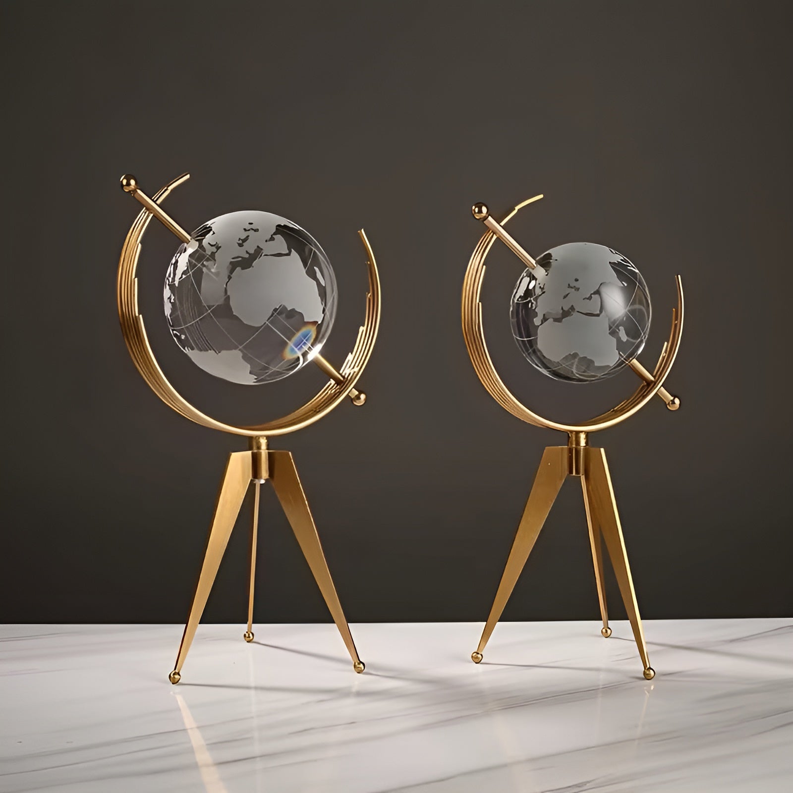 Håndskåret Krystallkule – Elegant Dekorasjon Med Metallstativ | Stilig For Oppholds- Og Arbeidsrom