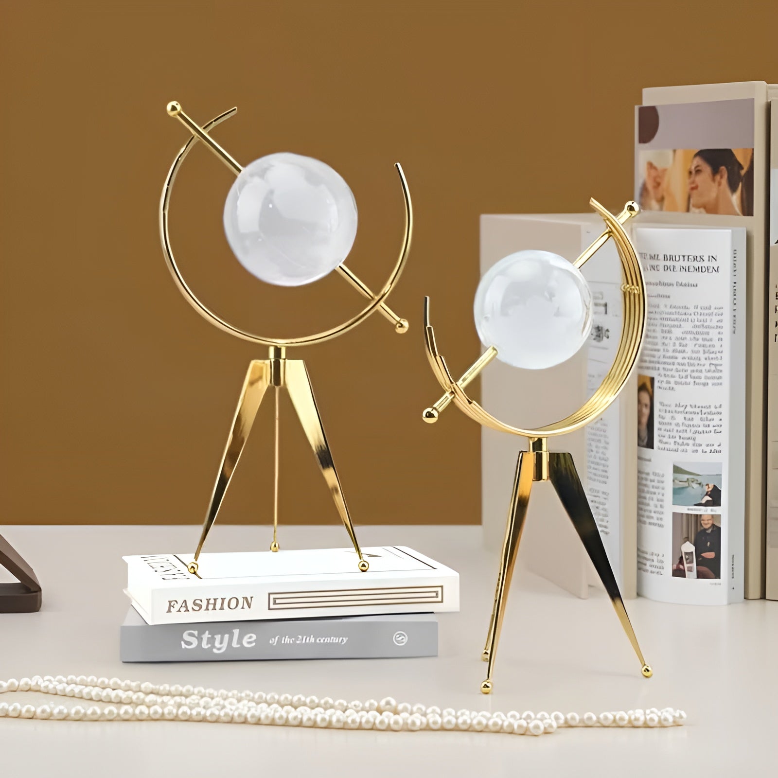 Håndskåret Krystallkule – Elegant Dekorasjon Med Metallstativ | Stilig For Oppholds- Og Arbeidsrom