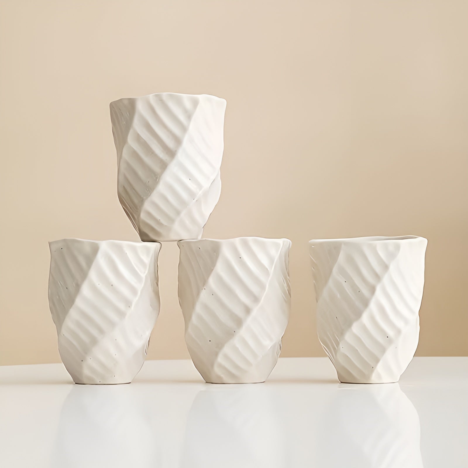 Sett Med 4 Keramiske Kopper I Rosa Og Kremhvit – Håndlagde Og Dekorative | Perfekte For Kjøkkenet Og Bordet