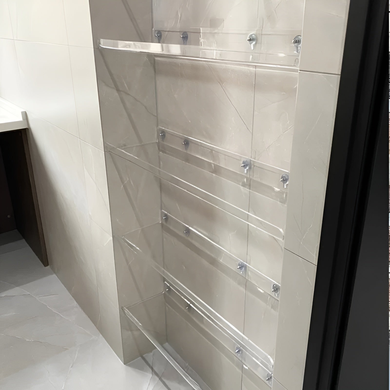 Akryl Vegghylle – Uten Boring og Enkel Montering | Perfekt for Bad og Kjøkken