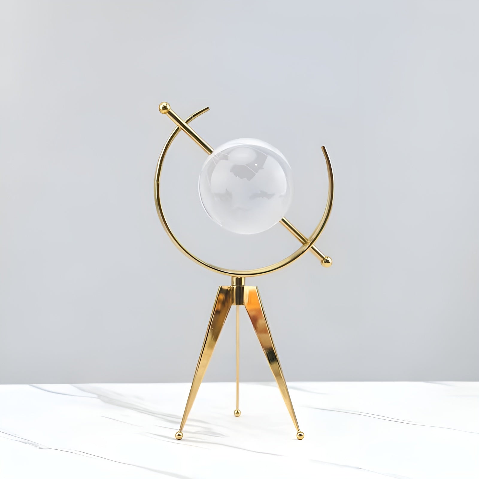 Håndskåret Krystallkule – Elegant Dekorasjon Med Metallstativ | Stilig For Oppholds- Og Arbeidsrom