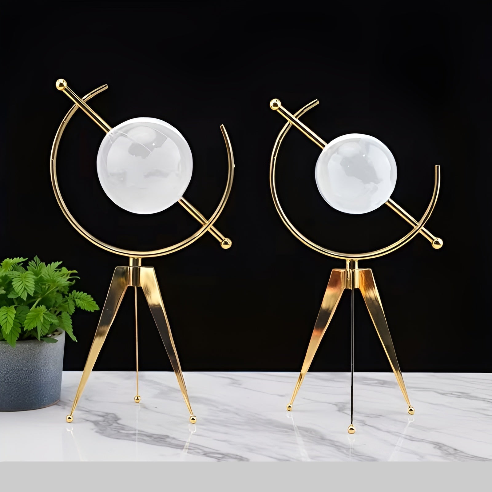 Håndskåret Krystallkule – Elegant Dekorasjon Med Metallstativ | Stilig For Oppholds- Og Arbeidsrom