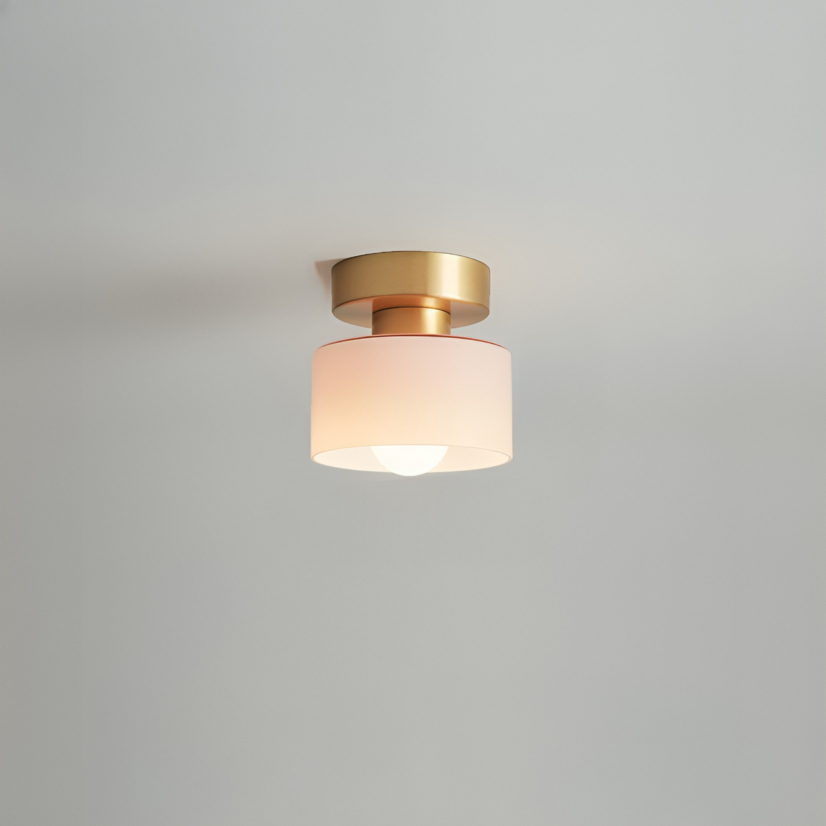 Bauhaus moderne takspot med elegant design og gullfinish – vinkel 4
