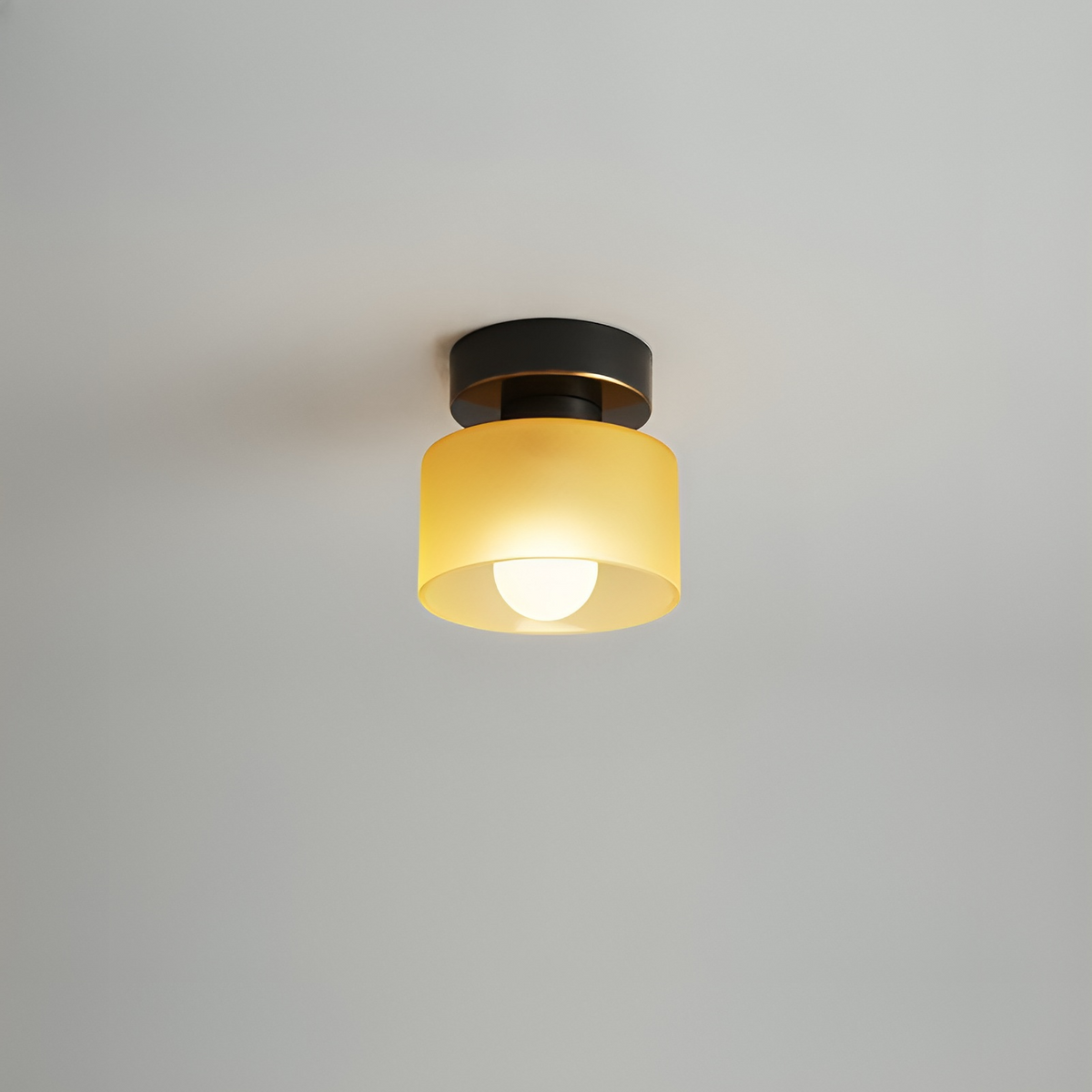 Bauhaus moderne takspot med elegant design og gullfinish – vinkel 7