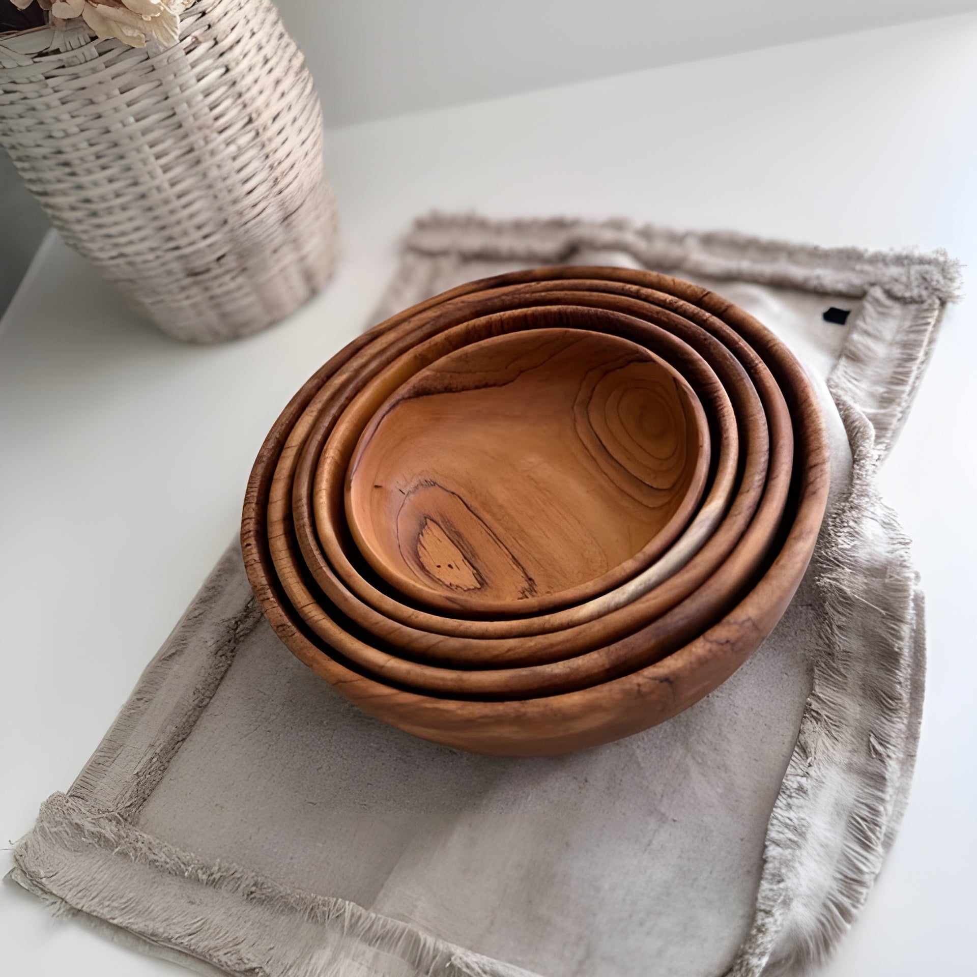 Håndlaget Sett Med Skåler I Teak – 5 Elegante Skåler For Stilfull Servering