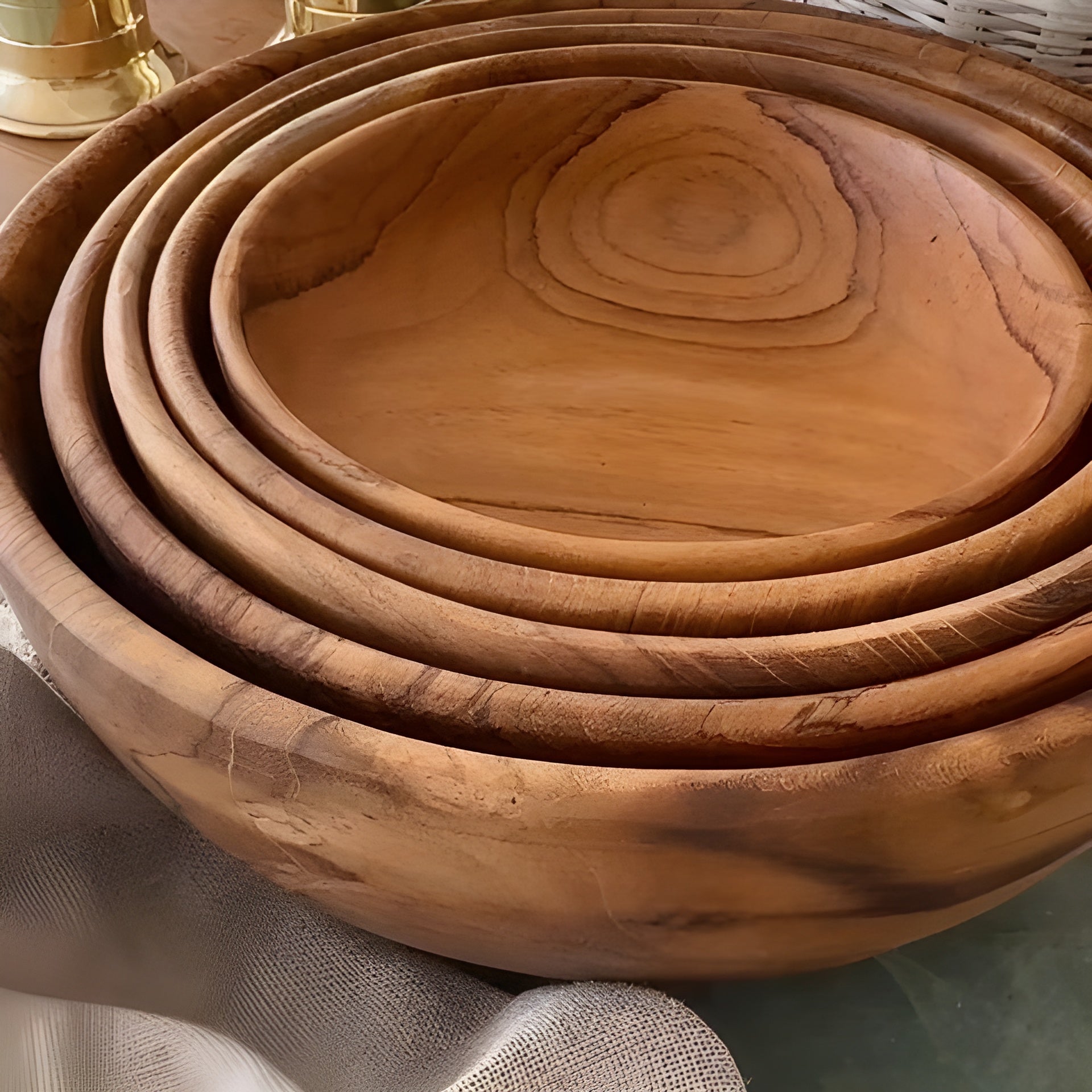 Håndlaget Sett Med Skåler I Teak – 5 Elegante Skåler For Stilfull Servering