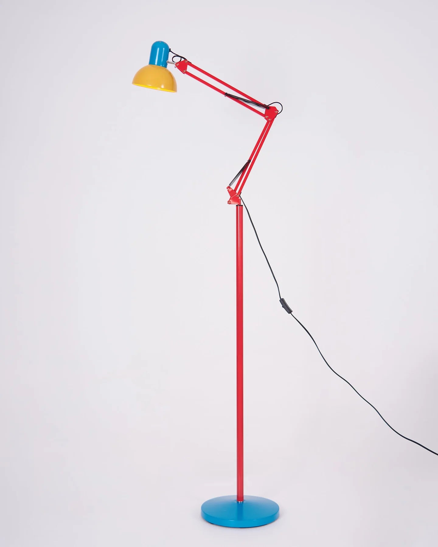 Metallgulvlampe – Stilrent og Dekorativt Design | Perfekt for Stue og Soverom