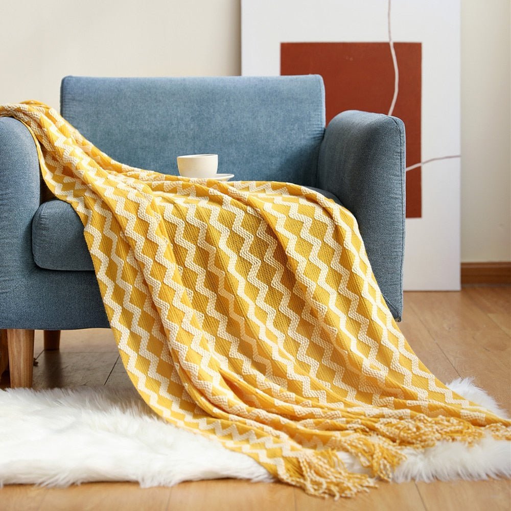Pledd i røykgrå tone med skandinavisk design