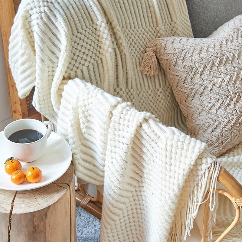 Skandinavisk pledd drapert over sofa