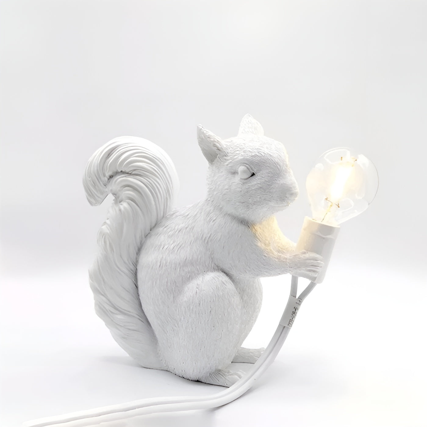 Bordlampe med Ekornfigur –Dekorativ og Koselig | Perfekt for Nattbord