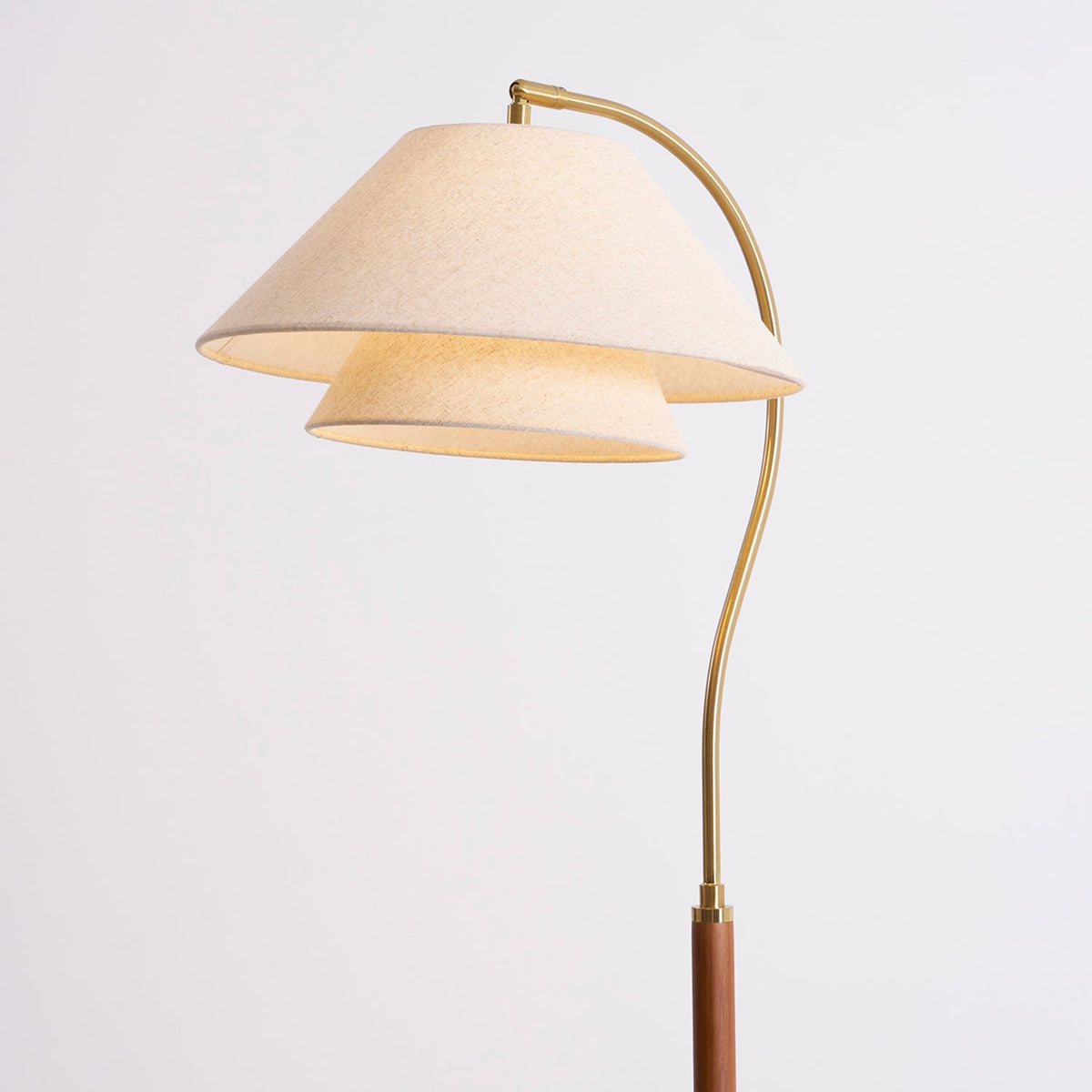 Fullbilde gulvlampe – valnøtt og lin-variant