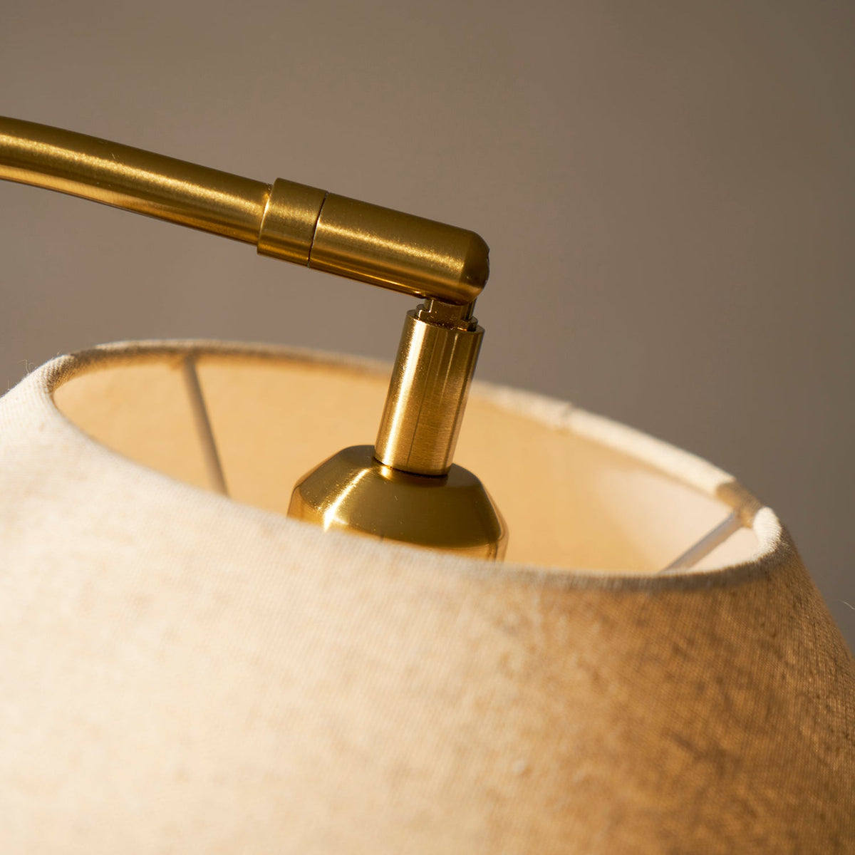 Gulvlampe i lesekrok med bok og kopp
