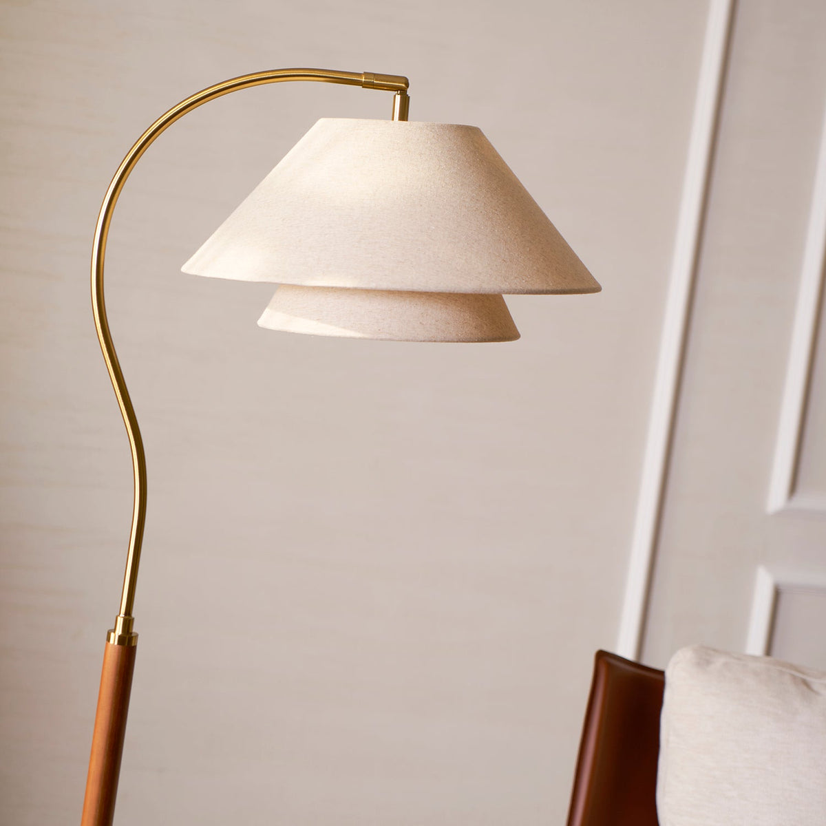 Gulvlampe i åpen stue med store vinduer
