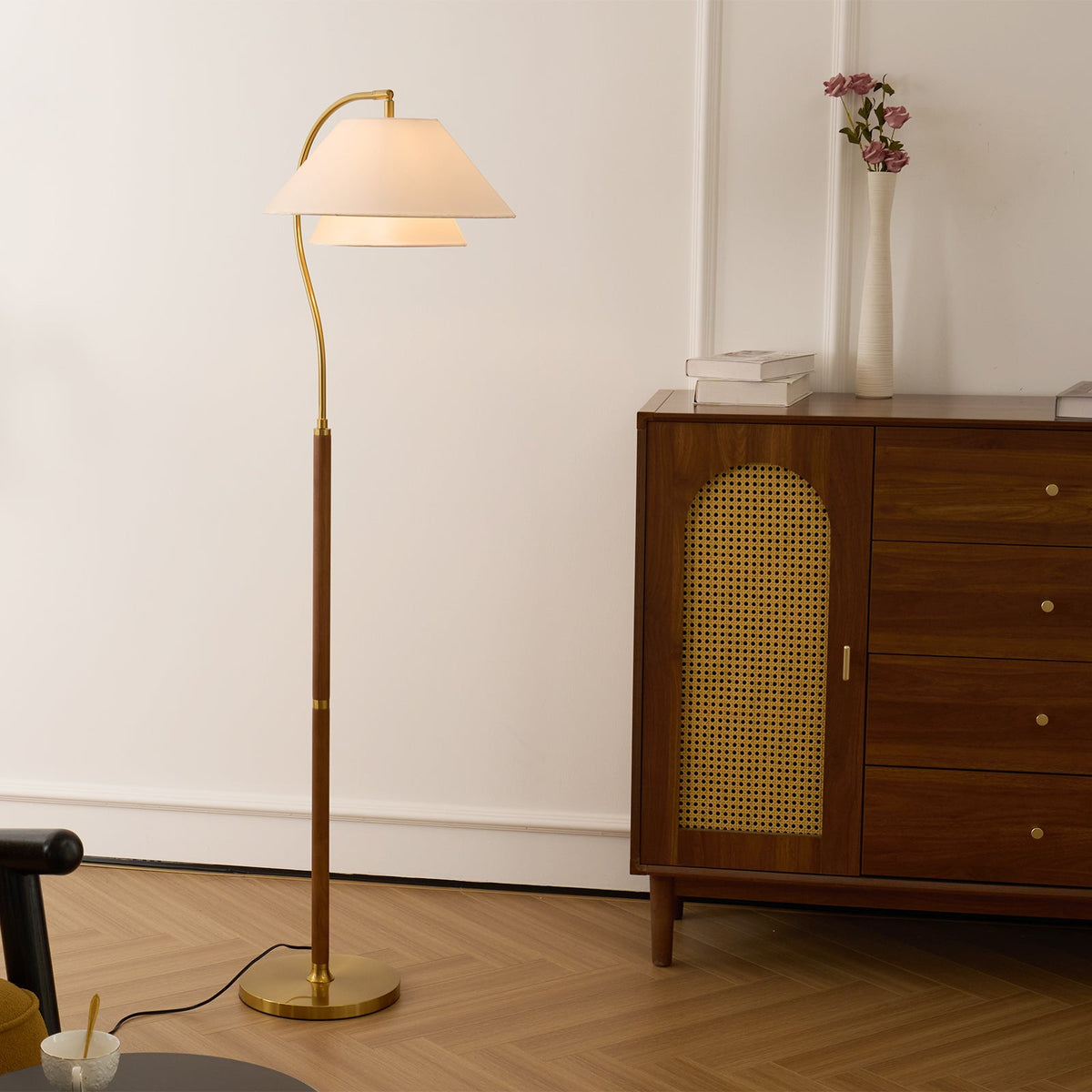Gulvlampe ved vindu i naturlig dagslys