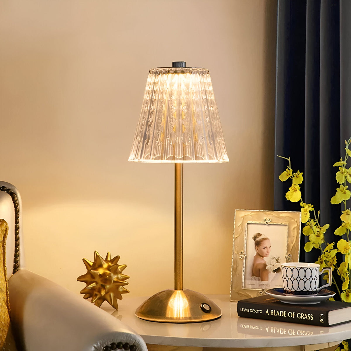 Oppladbar bordlampe med varmhvitt lys på nattbord