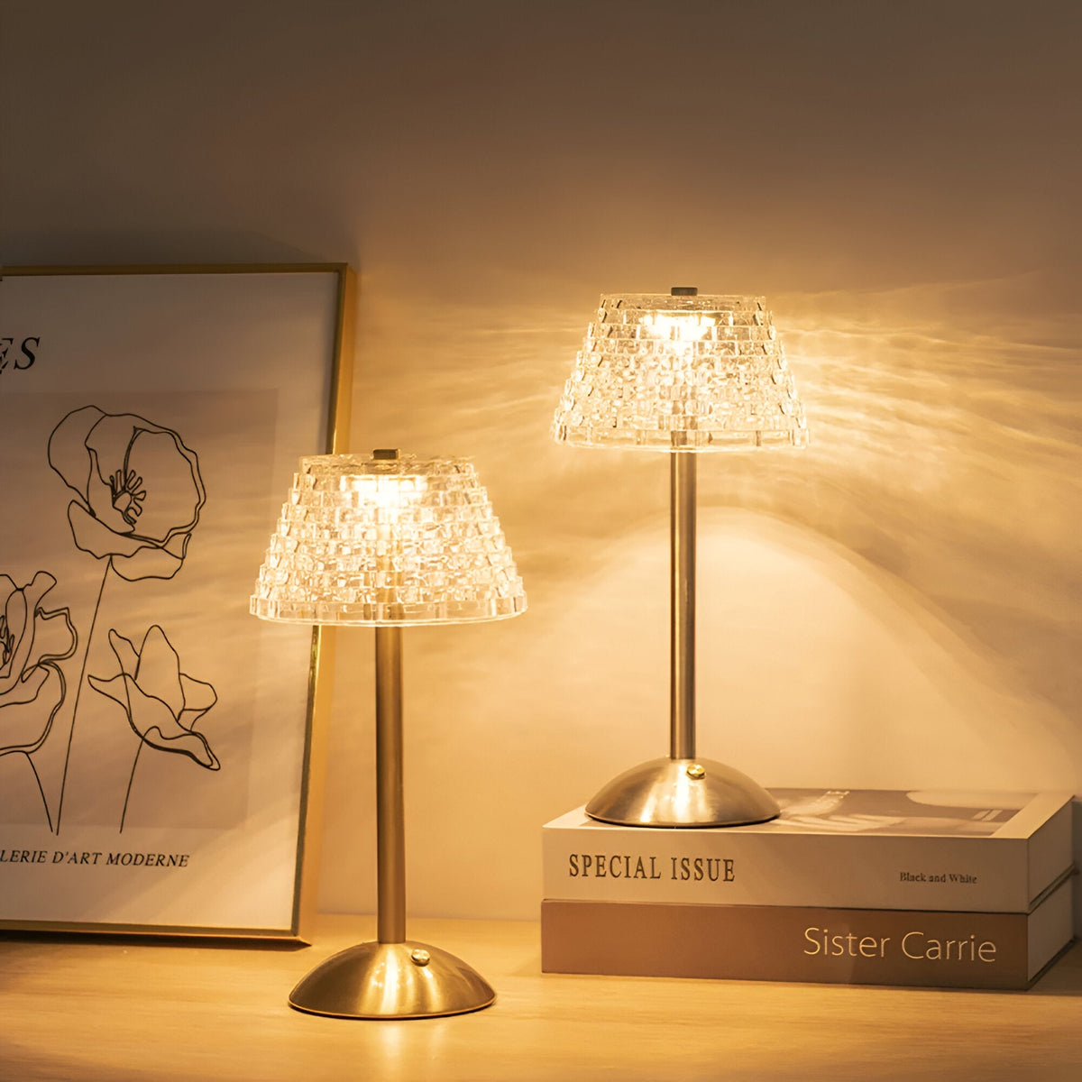 Trådløs bordlampe med glasskjerm i stemningsfull belysning