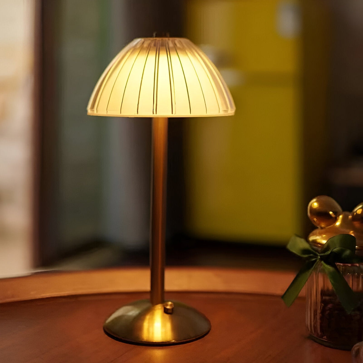 Bordlampe med glass i vintage-design sett forfra