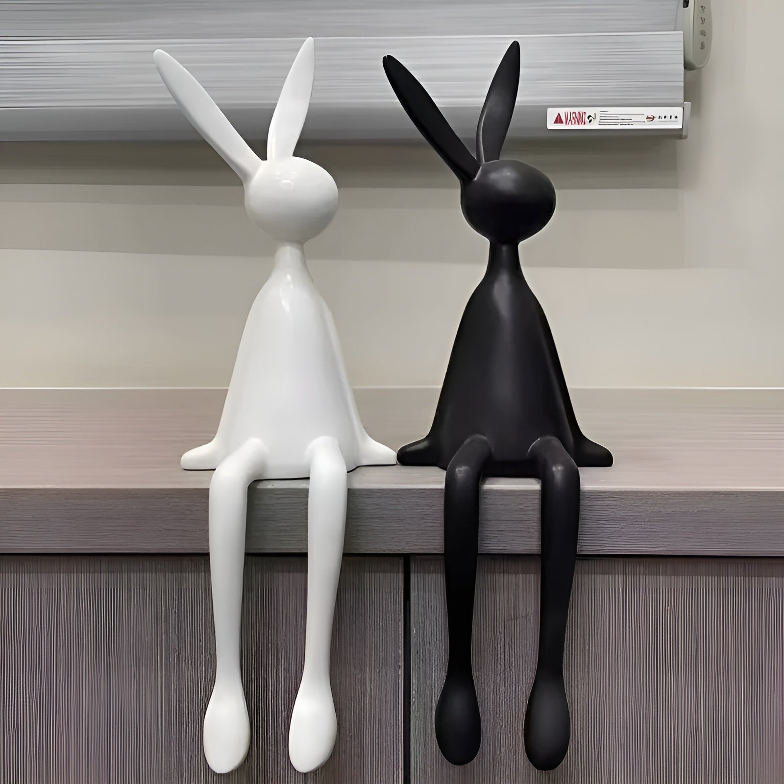 Dekorativ Påskehare – Stilfull Figur i Kunstharpiks | Vakker Vårdekorasjon til Hjemmet