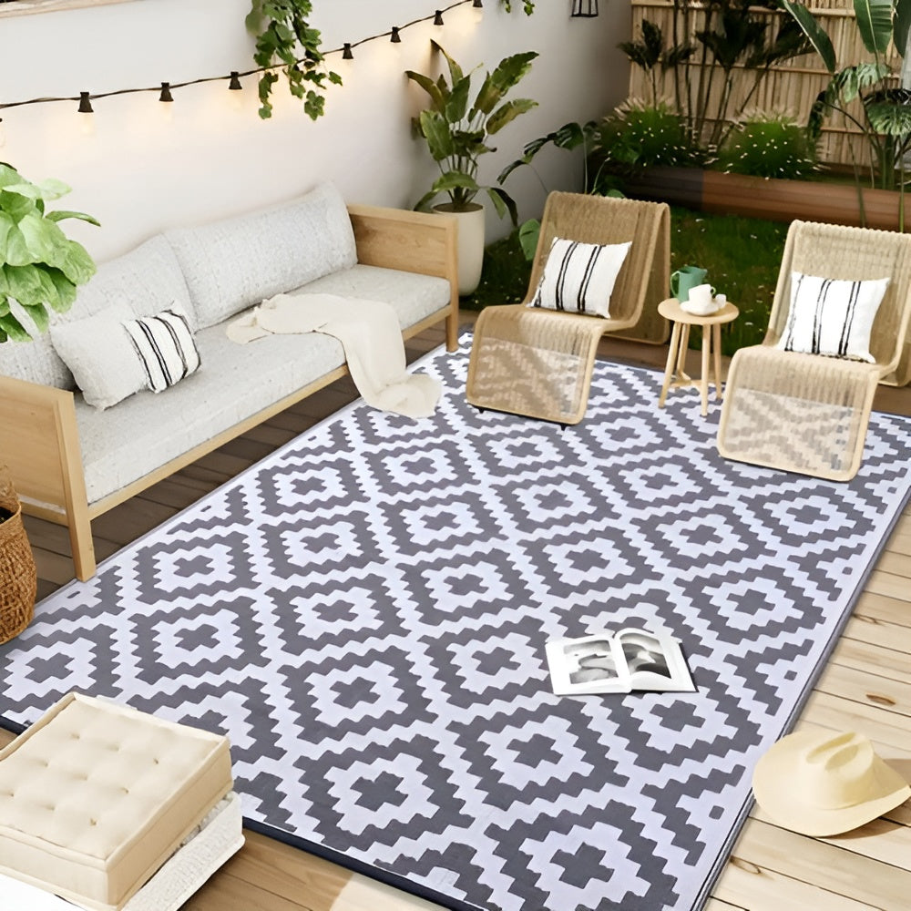 Vendbar Utematte – Sklisikker og UV-bestandig | Polypropylen med Geometrisk Design