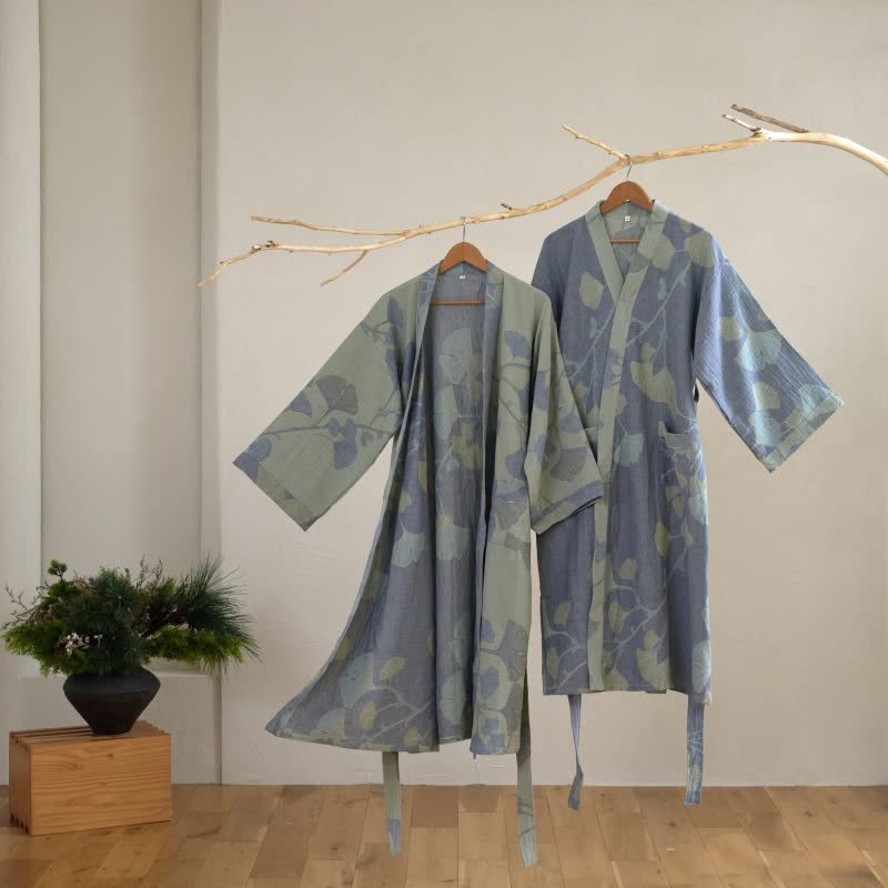 Kimono badekåpe for damer med ginkgomotiv, detalj av mønster
