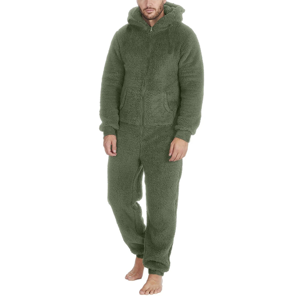 Mann i teddy-onesie pyjamas som slapper av hjemme