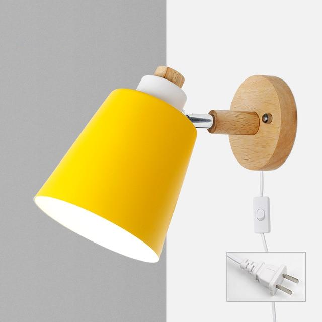 Vegglampe i grå variant med roterbar skjerm